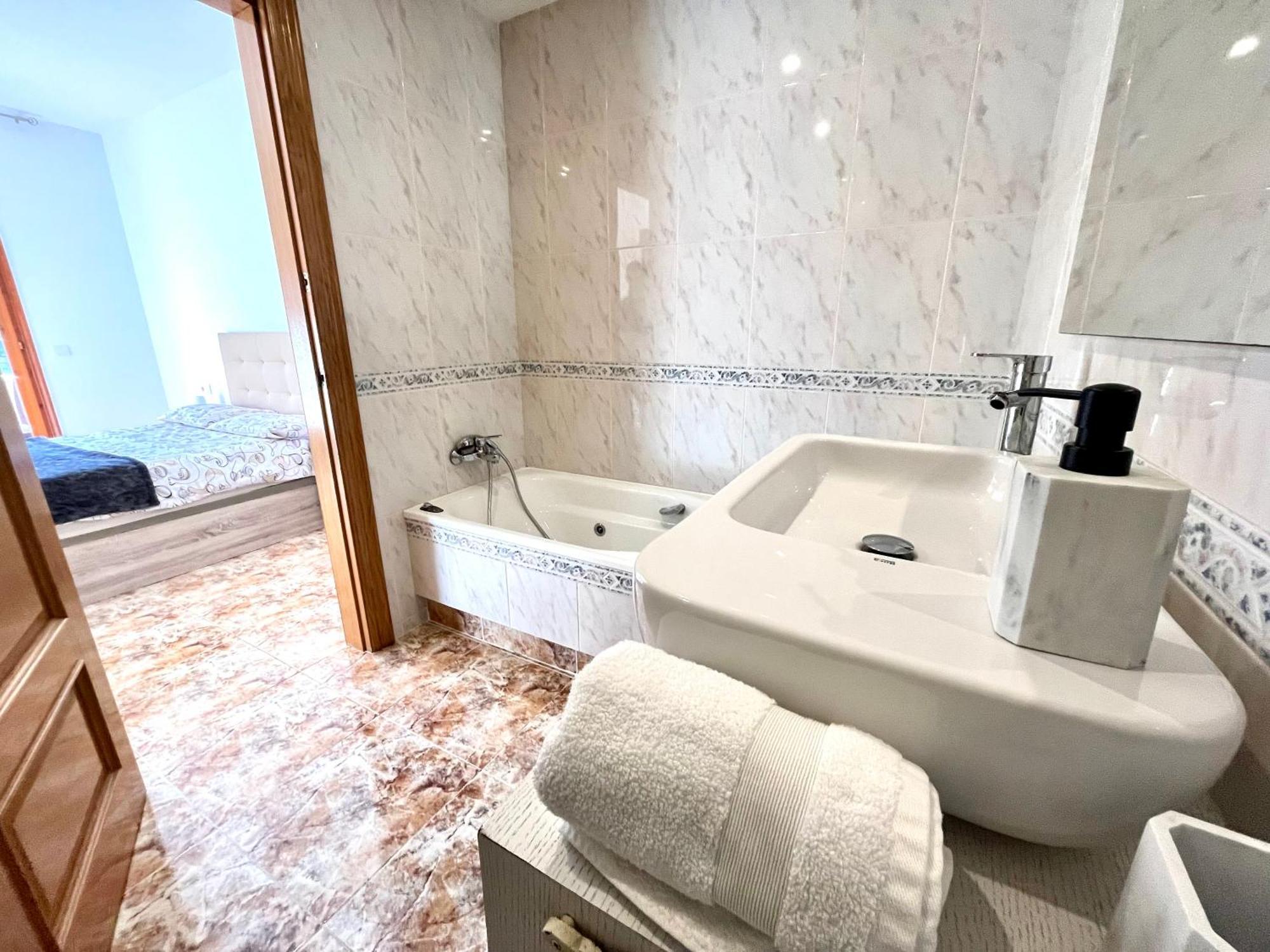 Amplio Apartamento, 5 Camas Sant Esteve Sesrovires Ngoại thất bức ảnh