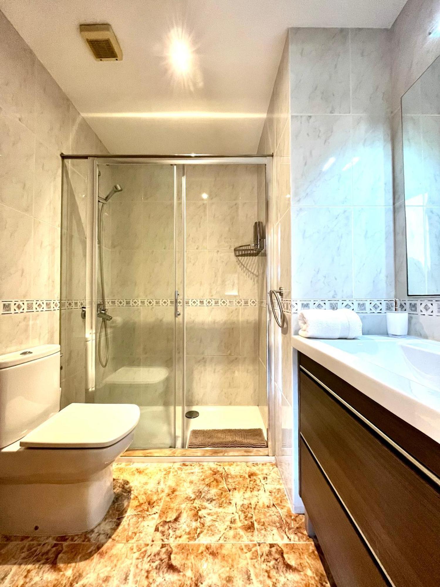 Amplio Apartamento, 5 Camas Sant Esteve Sesrovires Ngoại thất bức ảnh